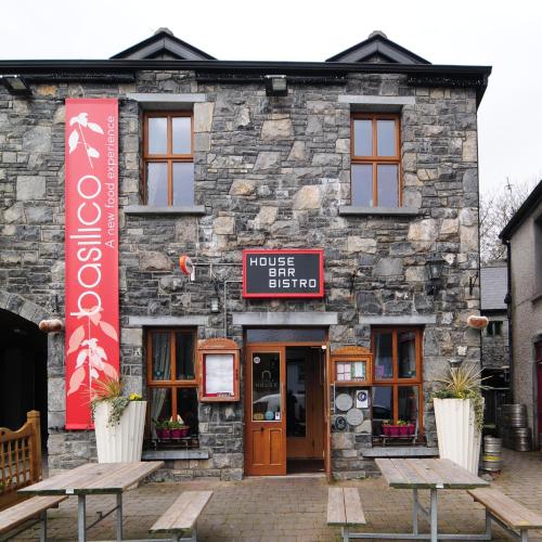 オレンモアにあるThe Coach House Hotelの正面にベンチのある建物