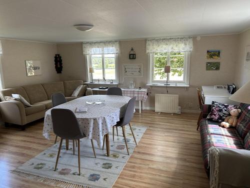 ein Wohnzimmer mit einem Tisch und einem Sofa in der Unterkunft Olles in Vessigebro