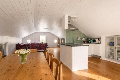 a kitchen and a dining room with a table and chairs at Villa Fridhem, Härnösand in Härnösand