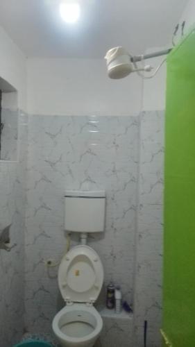 ein Badezimmer mit einer weißen Toilette in einem Zimmer in der Unterkunft Joymak in Narok