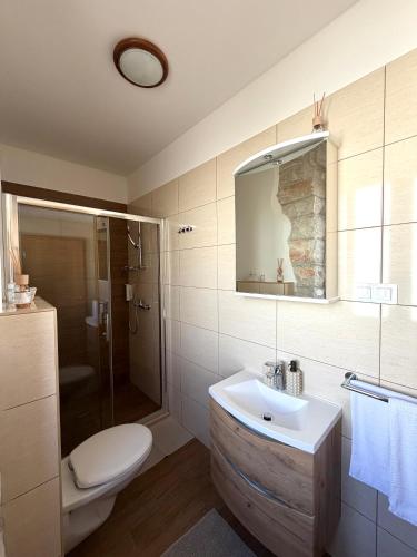 a bathroom with a sink and a toilet and a shower at Tea Rooms II in Bale