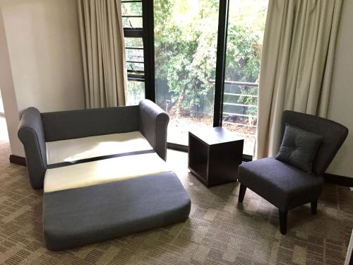 Ruang duduk di The Hub Urban Hotel
