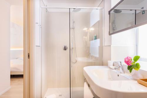 ein Badezimmer mit Dusche und Waschbecken in der Unterkunft Hotel Eden in Sistiana