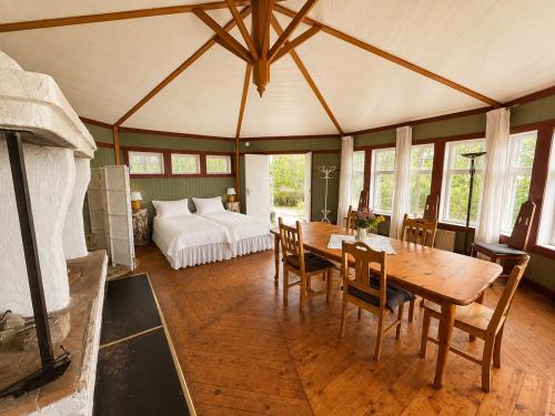 a room with a table and a bed and a bedroom at Villa Fridhem, Härnösand in Härnösand