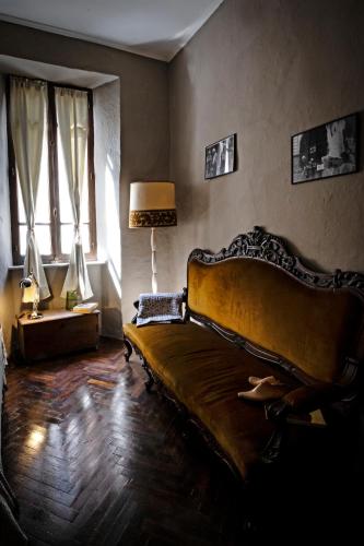 a living room with a couch and a window at Il Ciabattino di Ceva in Ceva