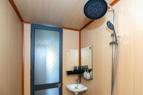 a bathroom with a shower and a sink at Mai House Homestay - Long-term rental in Hoi An, Da Nang in Thanh Ðông (1)