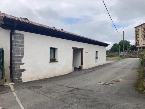 a white building on the side of a street at Estudio con Rincón de Cortesía Pusantenea in Berástegui