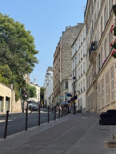 2-room apartment, heart of Montmartre, sleeps 4
