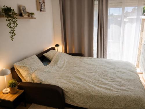 ein Schlafzimmer mit einem Bett und einem Fenster in der Unterkunft studio, in Doue