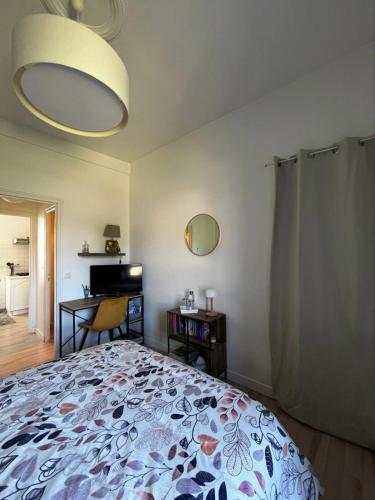 a bedroom with a bed and a desk and a mirror at Guingamp studio with garden view in Guingamp