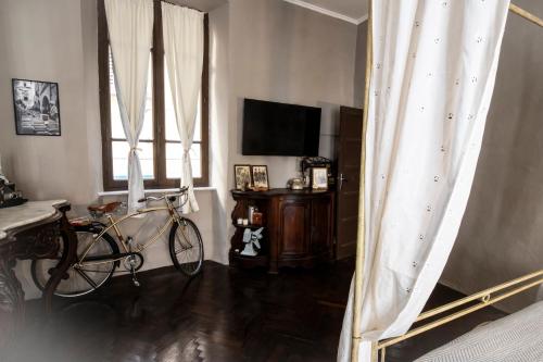 a living room with a bike parked in a room at Il Ciabattino di Ceva in Ceva