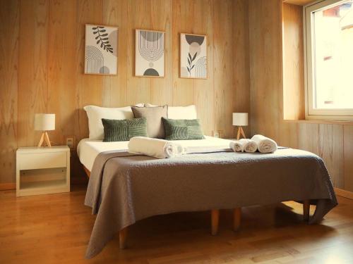a bedroom with a bed with two towels on it at Casa ai Tre Colli, Tres in Tres