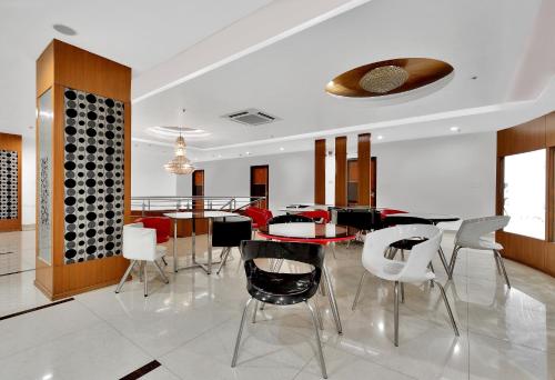 a dining room with a table and chairs at Super Hotel O Rudra Grand in Hyderabad