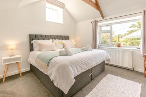 a bedroom with a large bed and a window at 1 Bed in Penzance oc-78517 in Newlyn