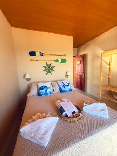 ein Schlafzimmer mit zwei Betten, auf denen Handtücher liegen in der Unterkunft Casa Sol da Ilha in Angra dos Reis