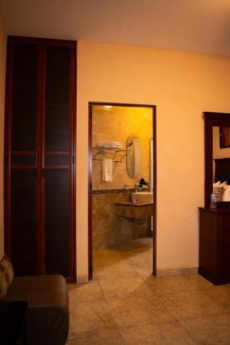 a bathroom with a mirror and a sink at Hotel Villa Bernal in Bernal