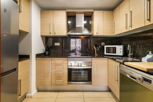 Bella Suite - Modern Apartment with Parking & Pool