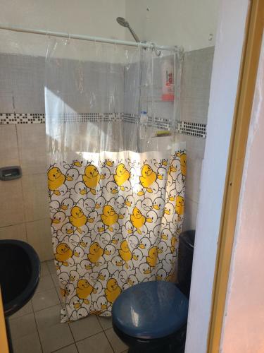 ein Duschvorhang mit gelben Enten darauf in einem Badezimmer in der Unterkunft San Blas in Ypacarai