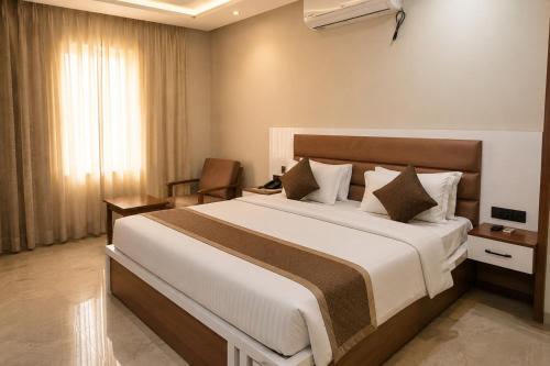 a bedroom with a large bed in a room at Hotel Kartikey Near Jio Centre in Sundarnagar
