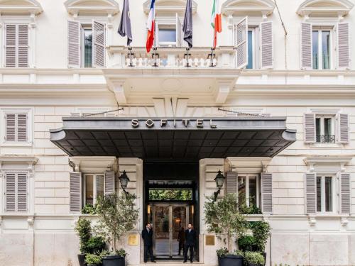 Blick auf den Eingang eines Hotels in der Unterkunft Sofitel Roma Villa Borghese in Rom