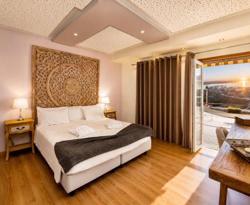 a bedroom with a large bed and a balcony at Opus One Guest House in Faro