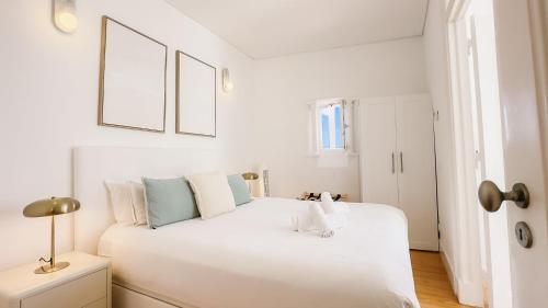 Stylish Alfama Apartment | River Views by the Sé