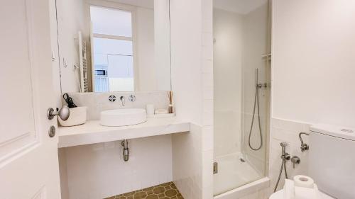 Stylish Alfama Apartment | River Views by the Sé