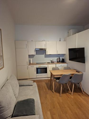 a living room with a table and a kitchen at Apartment im Stadtzentrum in Steyr