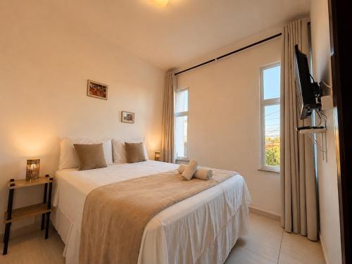 a bedroom with a large bed and a window at Pousada Bella Boipeba in Ilha de Boipeba