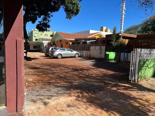 a car parked in a driveway next to a house at Studio Nubia centro in Toledo