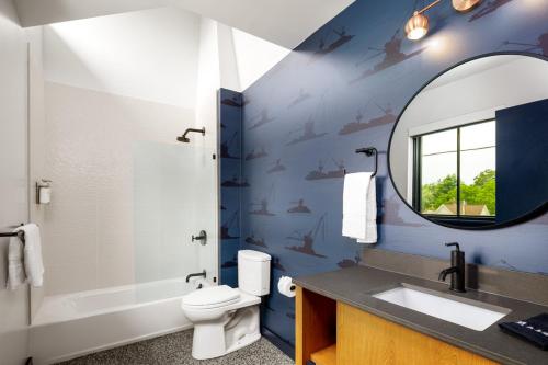 a bathroom with a sink toilet and a mirror at The Foreside Inn in Kittery