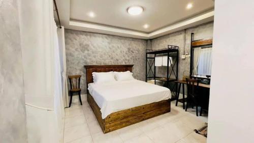 Llit o llits en una habitació de Dorkkhaiythonghotel