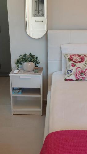 Odysseus Cozy Seaview Studio
