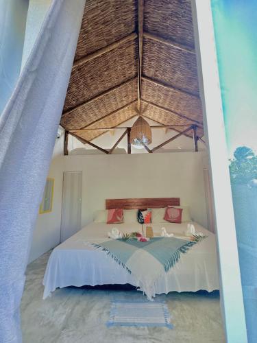 a bedroom with a bed with a wooden ceiling at Pousada em Paracuru Casa Eco Kite Surf & Relax in Paracuru