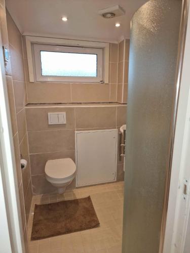 a small bathroom with a toilet and a window at Rimbo Hem in Rimbo