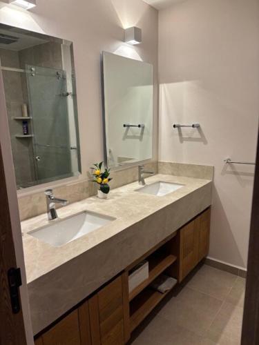 a bathroom with two sinks and a large mirror at Santa Cruz Condo in Santa Cruz Huatulco