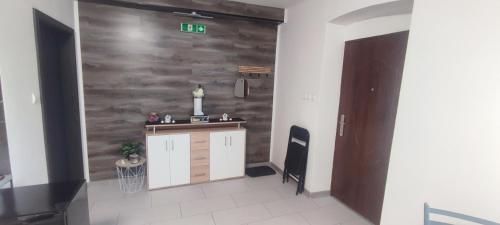 a kitchen with a wooden wall in a room at Apartmán Domča in Banská Štiavnica