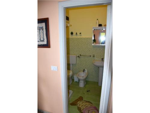 グラネッリにあるVillino Fascinoso by Holiday Worldのバスルーム(トイレ、洗面台付)