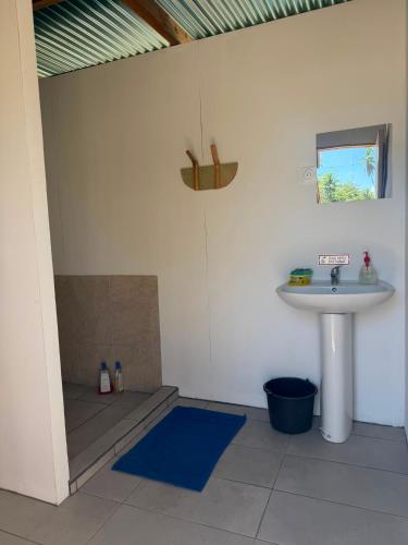a bathroom with a sink and a sink at Dôme en face de la Passe de Tiputa in Rangiroa