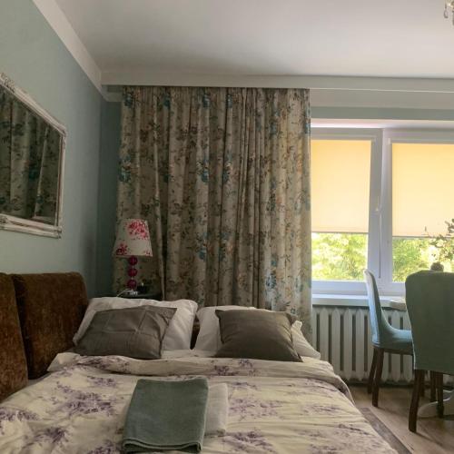 a bedroom with a bed and a window at Apartament Classic in Malbork