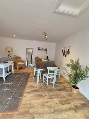 a living room with a table and chairs at Highlands in Pinchbeck