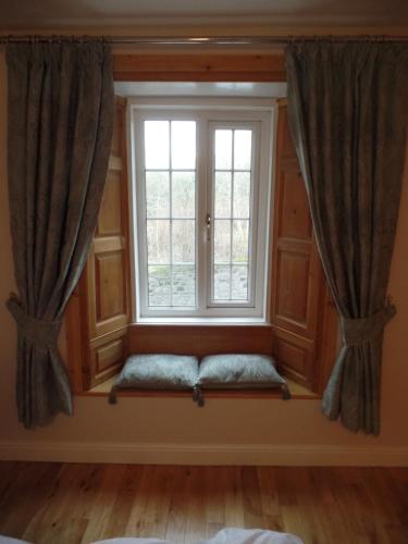 a window seat in the corner of a room at Barrowgarth Guest House in Appleby