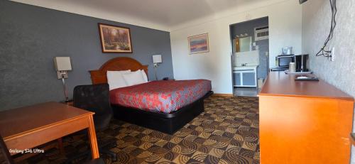a hotel room with a bed and a desk at Best Nights Inn - Sparta in Sparta