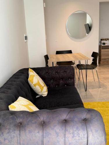 a couch in a living room with a table and a mirror at luxury apart 1 in Villa María