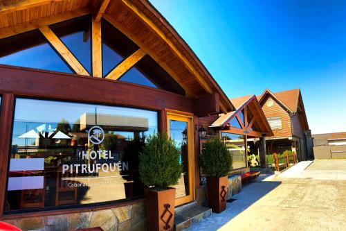 ein Ladenlokal mit einem Schaufenster, in dem sich ein Schild befindet in der Unterkunft Hotel Pitrufquen in Pitrufquén