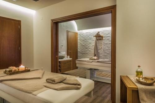 una camera da letto con un letto e un bagno con un lavandino di Ostria Resort & Spa a Ierápetra