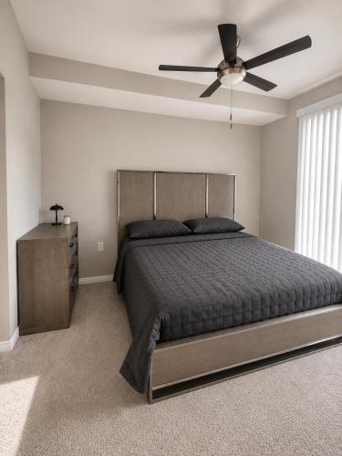 a bedroom with a bed and a ceiling fan at Universal Stays Hollywood-Seconds to Universal Studios in Los Angeles