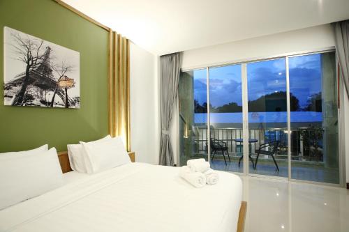 Postel nebo postele na pokoji v ubytování The Malika Hotel - SHA Extra Plus