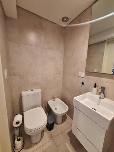 a bathroom with a white toilet and a sink at Apartamento para 2 personas in Buenos Aires