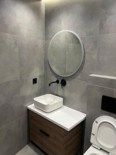 ein Badezimmer mit Waschbecken und Spiegel an der Wand in der Unterkunft GreDa in Malia